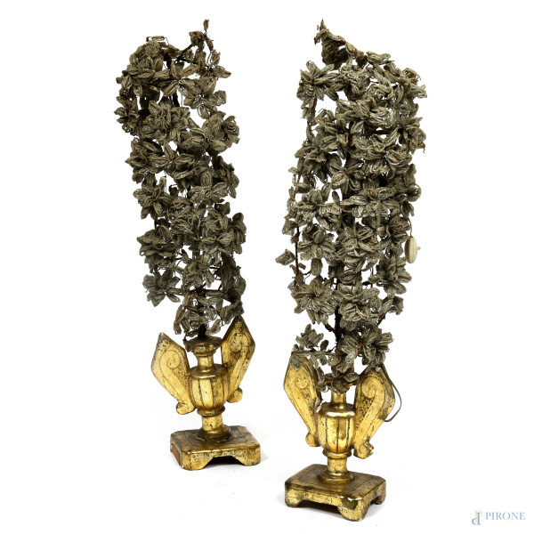 Coppia di palme con base in legno intagliato e dorato con alzate in vetro, ferro e altri materiali, XX secolo, altezza massima cm 90, (segni di usura, difetti, rotture, restauri)