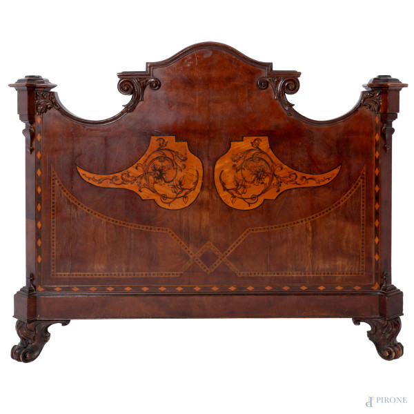 Coppia di giroletto singolo in noce impiallacciati e intasiati in varie essenze, XX secolo, testi...