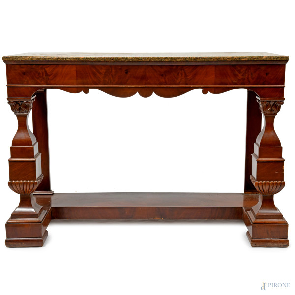 Consolle in radica con piano in granito, fronte sagomato e gambe anteriori a balaustra raccordate...