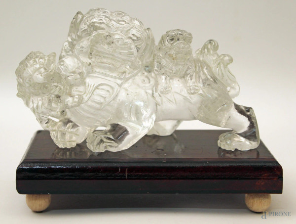 Antico leone in vetro poggiante su base in tek, arte orientale, H 13 cm, lunghezza 15 cm.
