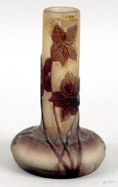 Vasetto in pasta vitrea a decoro di fiori, firmato Gall&#232;, h cm 9.