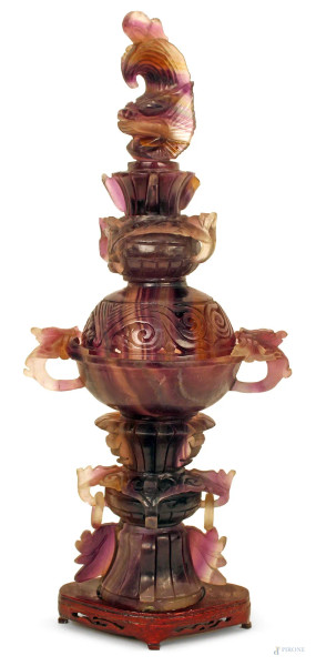 Incensiere in fluorite viola, con particolari traforati ed intagliati,poggiante su base in legno, H. 44 cm., (piccoli difetti).