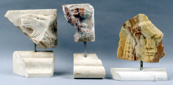 Lotto composto da riproduzuini di tre frammenti in marmo scolpiti a rilievo raffiguranti soggetti diversi, h. max 13 cm, (senza base).