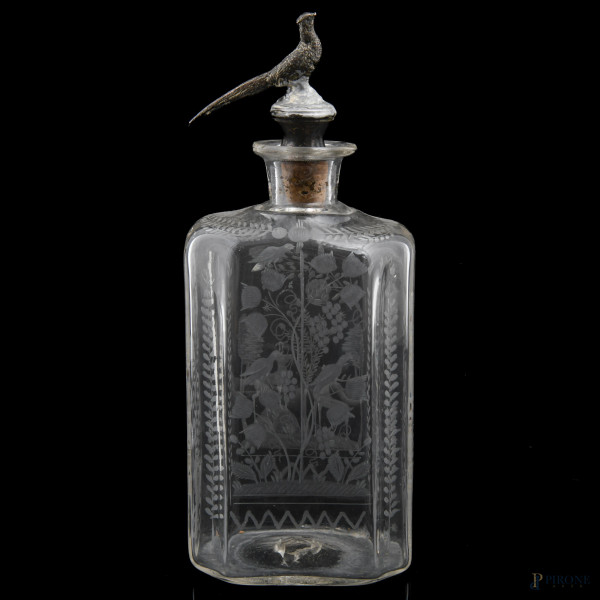 Bottiglia in vetro con decori di fauna e vegetazione con tappo a guisa di fagiano in argento e metallo, XX secolo, altezza complessiva cm 25, (segni di usura, restauri, difetti)