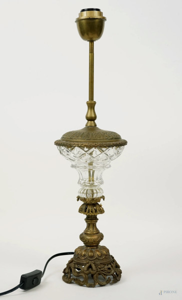 Lampada in cristallo controtagliato e bronzo, cm h 53, XX secolo.