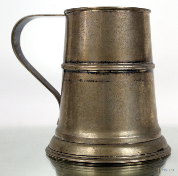 Boccale in argento, corpo cilindrico liscio con base svasata a gradini, manico sagomato, alt. cm 13, bolli Sandonà, gr 280
