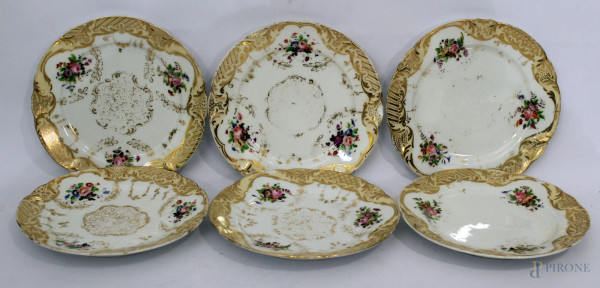 Lotto di sei piatti in porcellana a decoro floreale con particolari dorati, XIX sec, diam. 22 cm