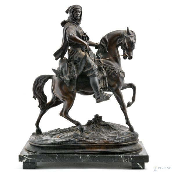 Cavaliere berbero, XX secolo, scultura in bronzo su base in marmo, altezza cm 63, (segni di usura)