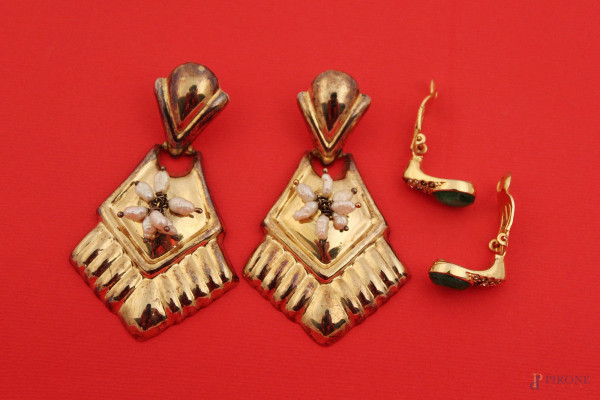 Coppia orecchini in argento dorato e metallo dorato con pietre dure.