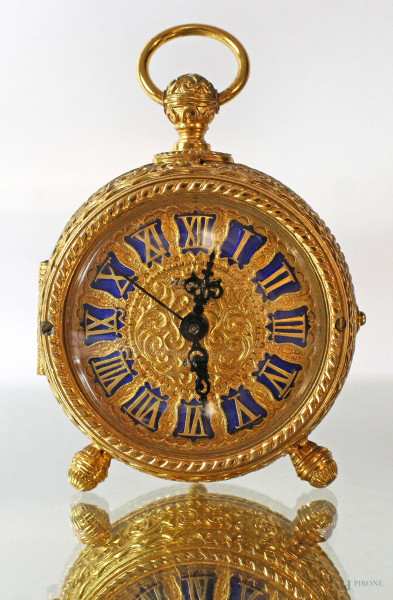 Orologio-sveglia da tavolo in bronzo dorato e cesellato, quadrante a numeri romani smaltati, cm h 9,5, (da revisionare)