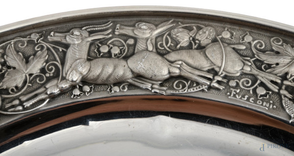 Lotto composto da un piatto grande e un piatto in argento 800/000, XX secolo, diametro massimo cm...