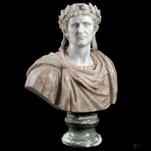 Busto di imperatore romano in marmo e alabastro, XX secolo, altezza cm 59, (piccole scalfiture)