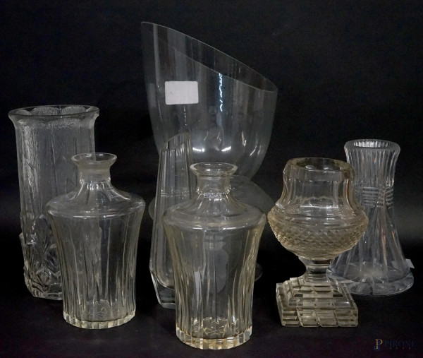 Lotto composto da cinque vasi diversi e due bottiglie in vetro e cristallo controtagliato, alt.max cm  , XX secolo, (tappi delle bottiglie mancanti).