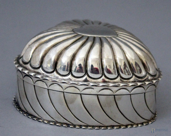 Cofanetto a forma di cuore in argento sbalzato, bolli inglesi, primi &#39;900, altezza 6x11,5x11, gr. 170.