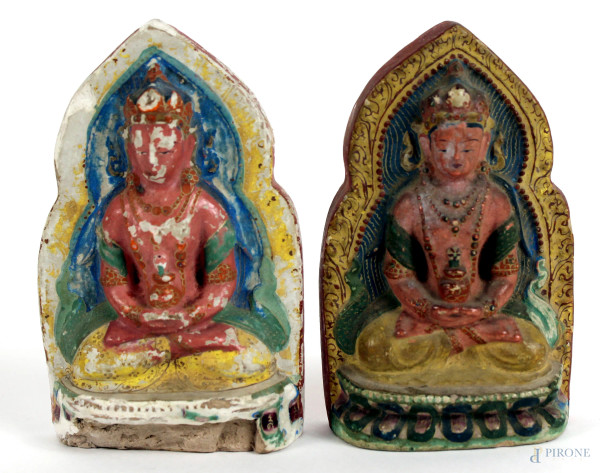 Lotto di due divinit&#224; tibetane, in terracotta dipinta, altezza cm 15, Tibet, XX secolo, (difetti)