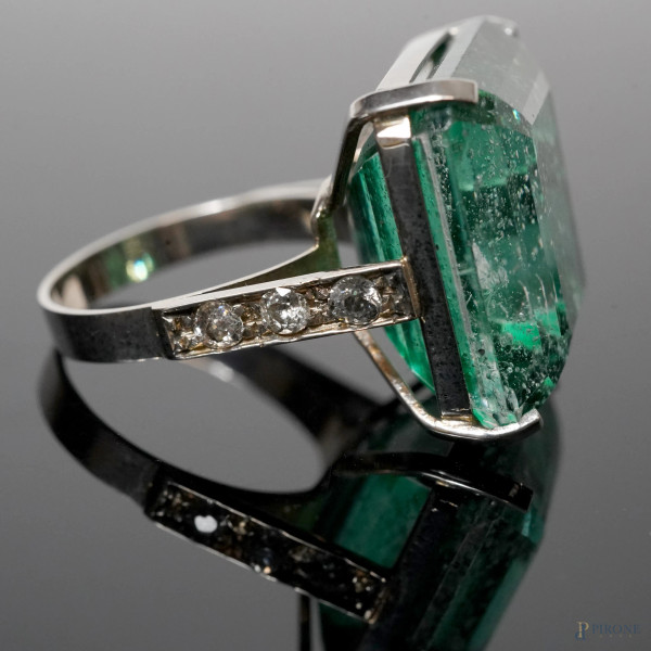 Anello in oro bianco 18 Kt con brillantini laterali e uno smeraldo di 31,29 CT (con certificato g...