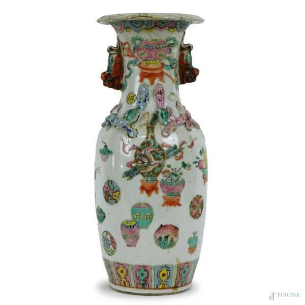 Vaso cinese in porcellana bianca con decori policromi, XX secolo, cm h 26, (difetti e restauri)