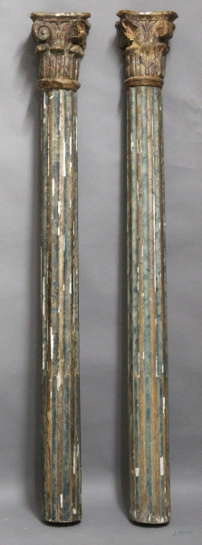 Coppia colonne in legno laccato e scanalate, con capitelli argentate a mecca, XVIII sec, h. 150 cm.