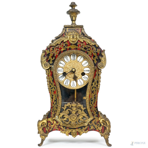 Pendola da tavolo in stile Boulle, cassa in legno con intarsi in metallo dorato, fine XIX secolo, cm h 36x18x9, (difetti, da revisionare)