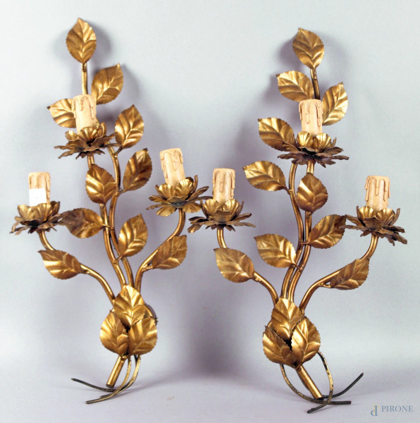 Coppia appliques in ferro battuto e dorato a forma di foglie e fiori, altezza 61 cm.