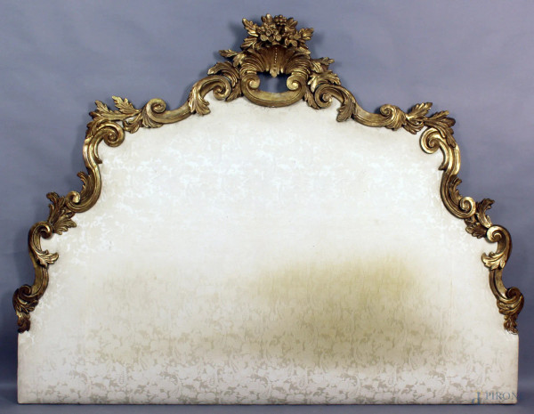 Testata da letto in legno intagliato e rivestito in stoffa fiorata, altezza 143x185, XIX secolo.