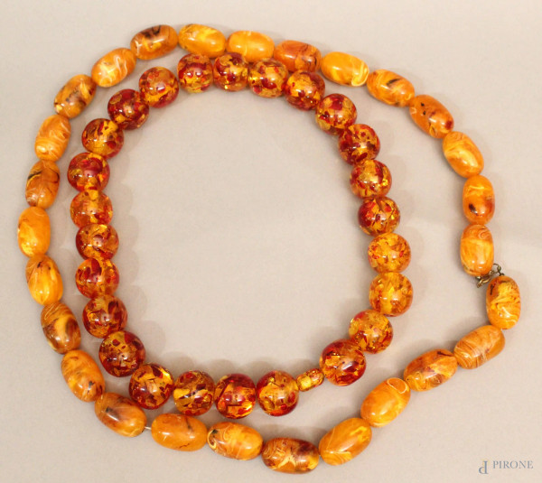Lotto composto da due collane in bachelite color ambra.