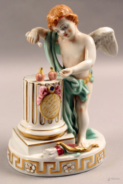 Amorino, scultura in porcellana policroma, marcata Capodimonte, h. 15,5 cm.