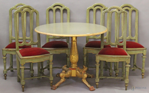 Tavolo di linea tonda in legno laccato, poggiante su colonna e quattro piedi in legno dorato, completo di sei sedie con seduta in velluto rosso, H 80 cm, diametro 100 cm.