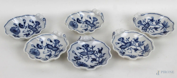 Sei salsierine a forma di conchiglia in porcellana bianco e blu Meissen,  decori a motivi floreali e vegetali, cm 11x9,5