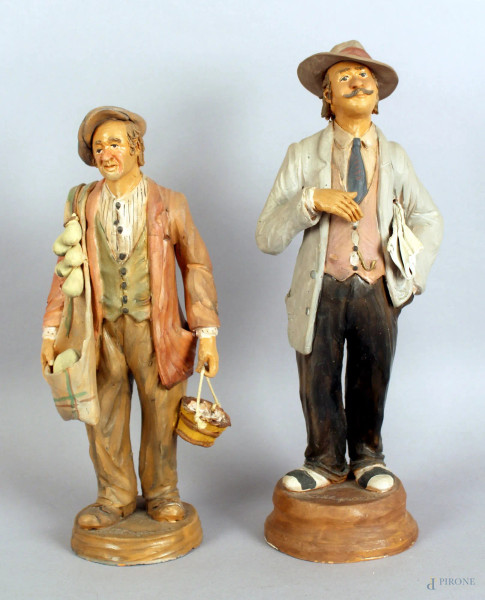 Lotto composto da due personaggi in terracotta Caltagirone, altezza 32 cm.