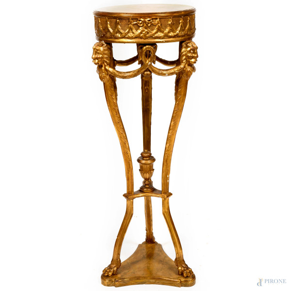 Fioriera in legno dorato e intagliato con piano circolare dipinto a finto marmo e decorato con fascia di festoni lungo il profilo, poggiante su 3 teste leonine raccordate da ghirlande. XVIII-XIX secolo, cm 128x45,5 (segni di usura)
