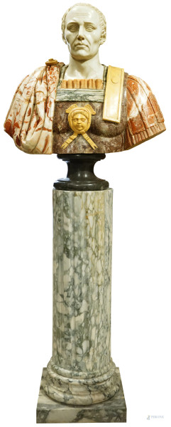 Busto di Imperatore romano, in marmo bianco di Carrara ed altri marmi policromi, poggiante su mezzacolonna scanalata, misure busto cm 90, alt. colonna cm 110,5, (lievi difetti).