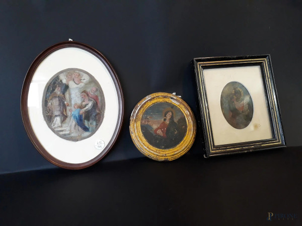 Lotto composto da tre piccoli dipinti diversi a soggetti religiosi, entro cornici.