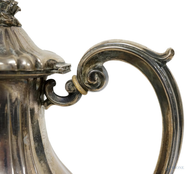 Caffettiera e lattiera in argento con decori incisi e sbalzati, poggianti su quattro piedini, pes...