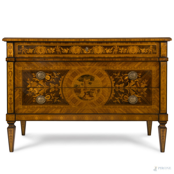 Comò in stile Luigi XVI intarsiato in varie essenze a tre cassetti, XX secolo, cm 88x123x57, (scalfiture, difetti)