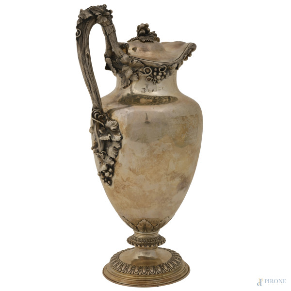 Versatoio in argento con decori cesallati e motivi a tralci di vite, peso gr. 870, altezza cm 30