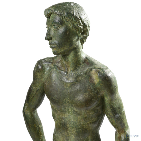 Giovane pugile, scultura in bronzo patinato su base in legno, xx secolo, altezza cm 110, monogram...