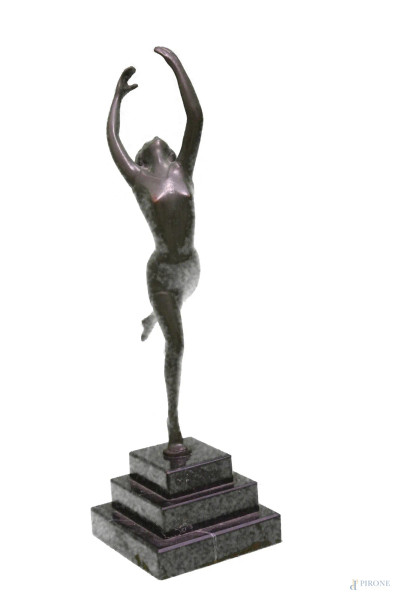 Ballerina, scultura in bronzo brunito su base in marmo, h. 25 cm
