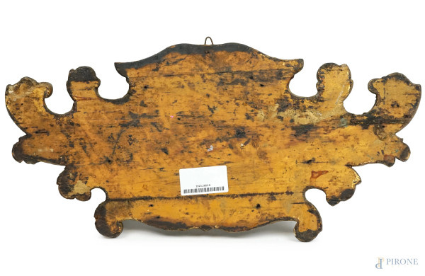 Fregio in legno scolpito e dorato raffigurante testa di putto, cm 50,5x25, XX secolo, (difetti)