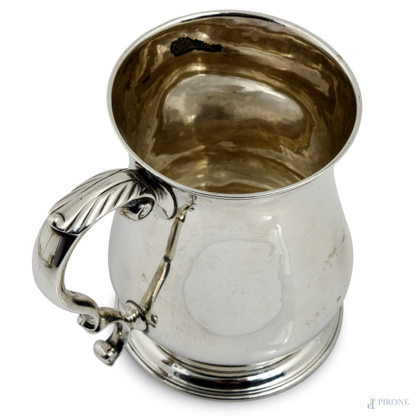 Lotto composto da due boccali e una pinza per ghiaccio in argento, XX secolo, altezza massima cm ...