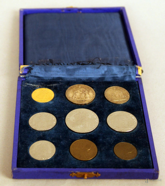 Lotto composto da una serie di monete vaticane Pio XII, entro custodia.