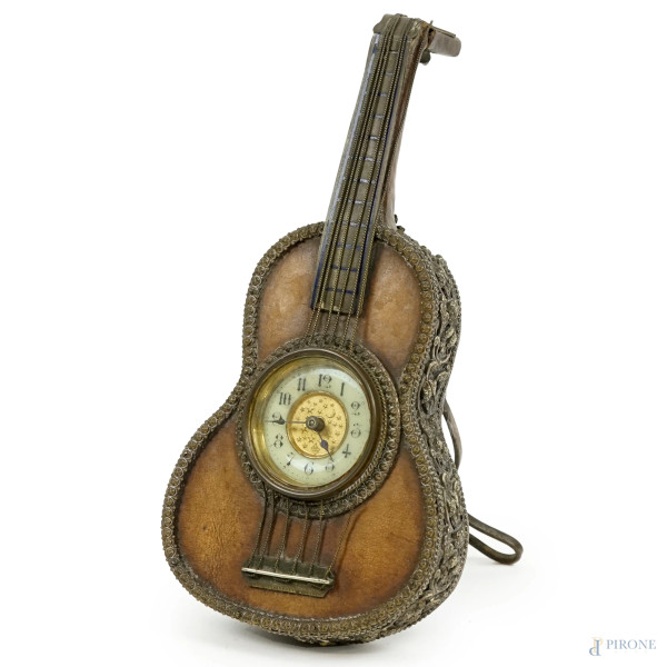 Orologio a forma di violino, Birmingham, Inghilterra, fine XIX secolo, cm h 25x11,5x5,5, (difetti, meccanismo da revisionare)