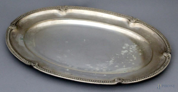 Vassoio di linea ovale in argento con bordo lavorato, cm. 50x33, gr. 1470.