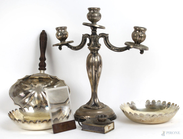 Lotto di sei oggetti in argento, composto da un candelabro a tre fiamme, due coppette, una lente, un portafiammiferi ed un raccoglibriciole, cm 25x26, PESO LORDO GR. 912,(difetti e mancanze).