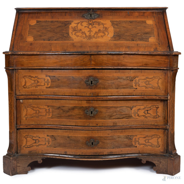 Ribalta lastronata in noce e radica di noce e intarsiata in varie essenze. Corpo inferiore a fron...