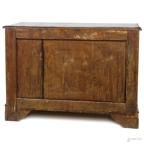 Cassettiera in noce a tre cassetti con decori intarsiati in varie essenze, inserti in metallo dor...