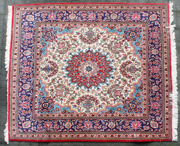 Tappeto persiano, XX secolo, cm 144x160