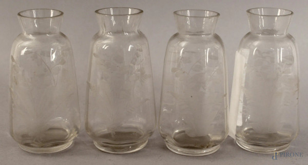 Lotto di quattro vasetti in vetro inciso, a motivo di fiori, XIX sec. H.9 cm.