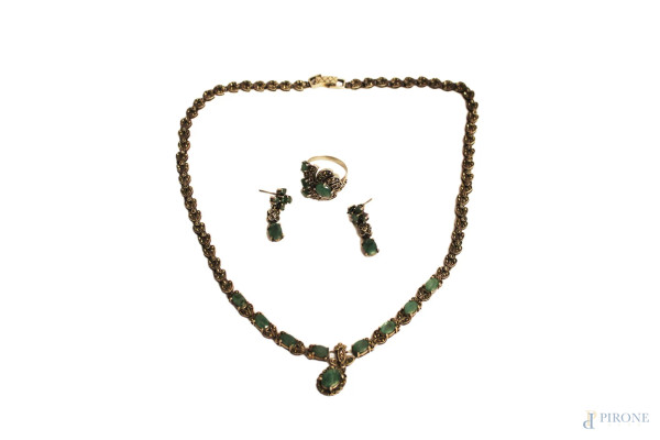Parure composta da una collana ed una coppia di orecchini in argento e smeraldi, primi Novecento.