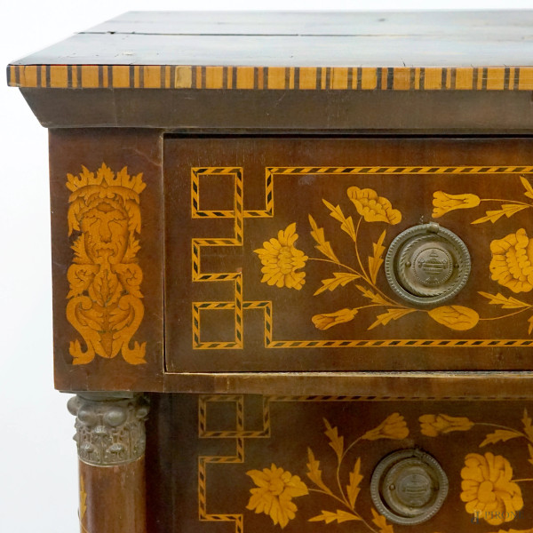 Comò olandese in mogano riccamente intarsiato a motivi floreali in entro cornici (sul piano volat...